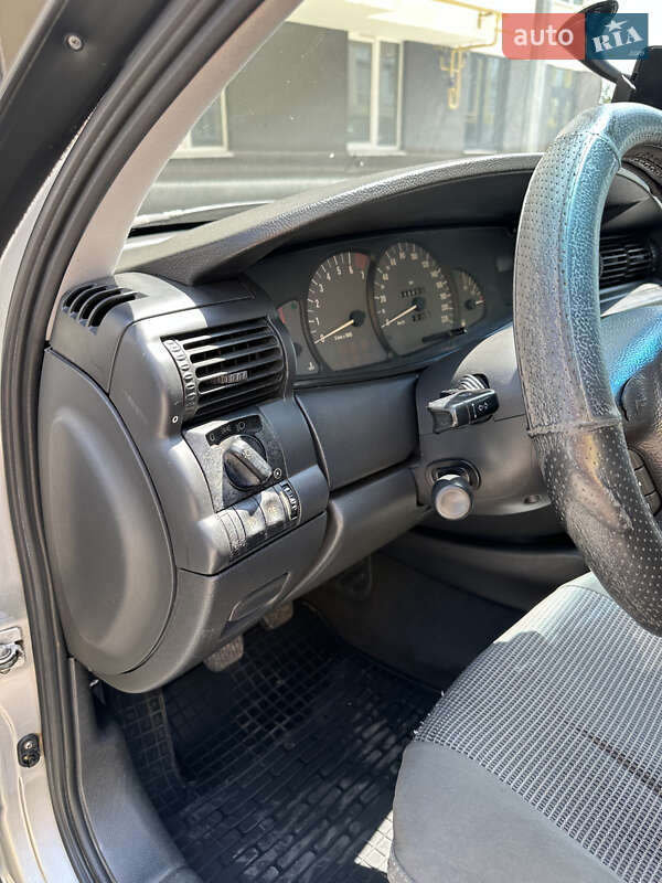 Седан Opel Omega 2001 в Чернівцях