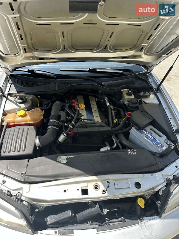 Седан Opel Omega 2001 в Чернівцях