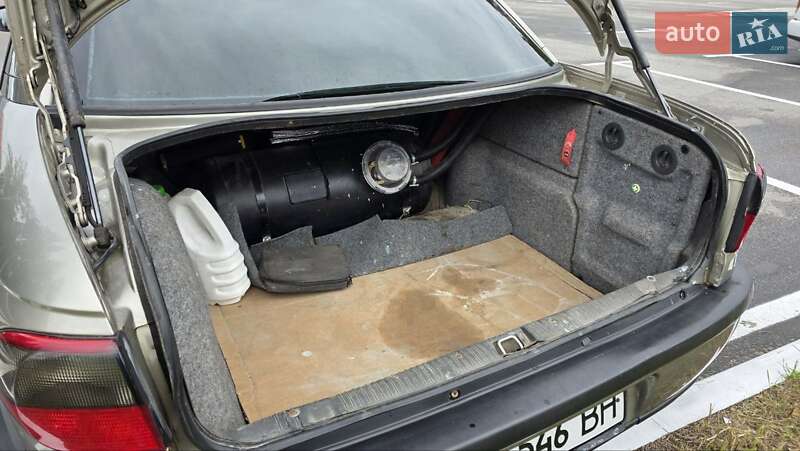 Седан Opel Omega 1998 в Киеве