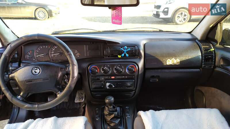 Седан Opel Omega 1995 в Луцке