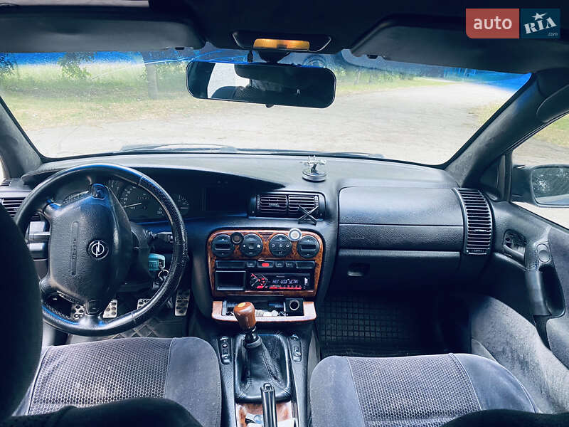 Седан Opel Omega 1999 в Могилев-Подольске