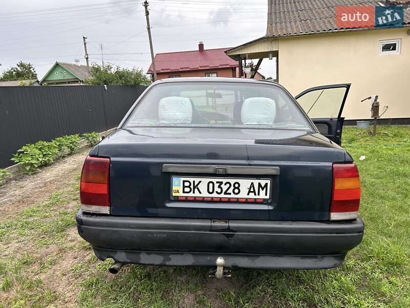Седан Opel Omega 1990 в Костополе