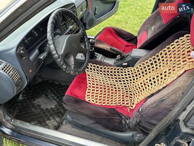 Седан Opel Omega 1990 в Костополе