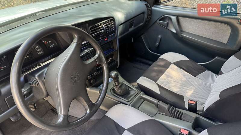 Седан Opel Omega 1988 в Одессе