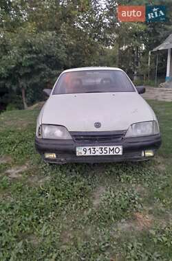 Седан Opel Omega 1989 в Хотине