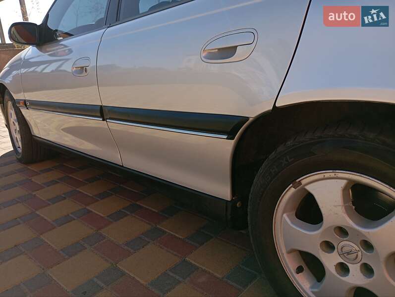 Седан Opel Omega 1998 в Гайсину