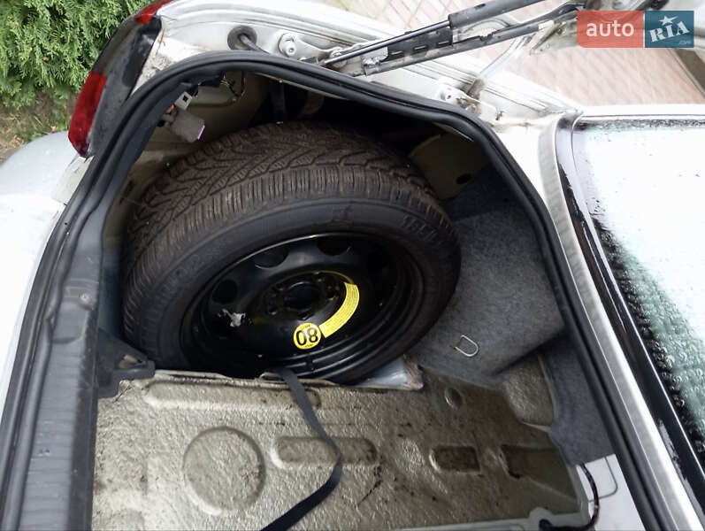 Седан Opel Omega 2003 в Волочиске