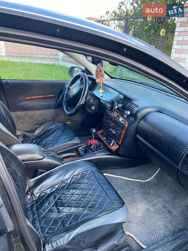 Седан Opel Omega 1998 в Надвірній