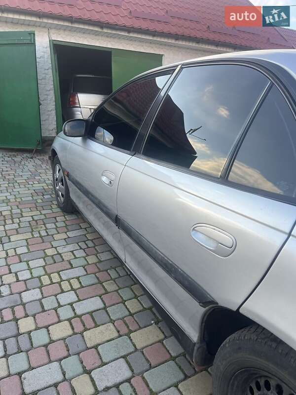 Седан Opel Omega 1998 в Новоукраинке