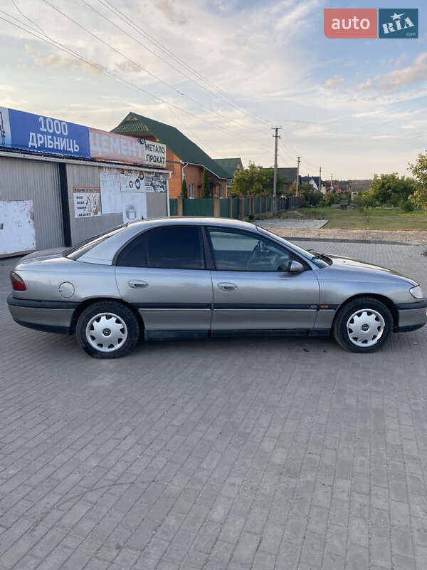 Седан Opel Omega 1995 в Вараше