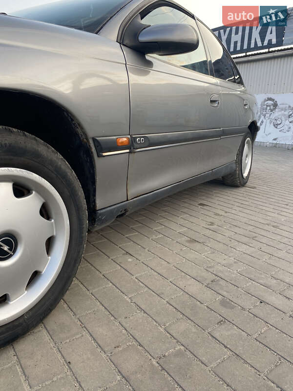 Седан Opel Omega 1995 в Вараше