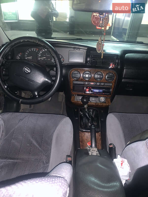 Седан Opel Omega 1996 в Львове