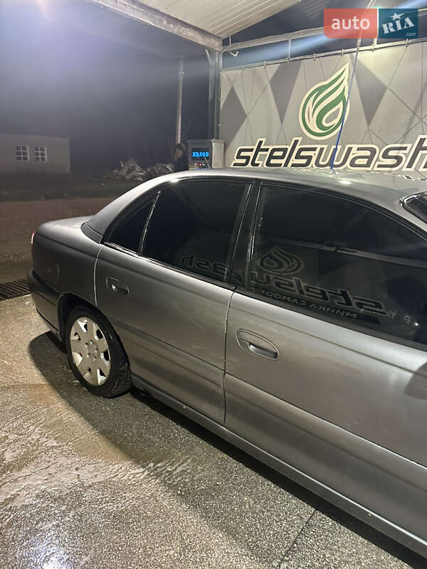 Седан Opel Omega 2000 в Черновцах