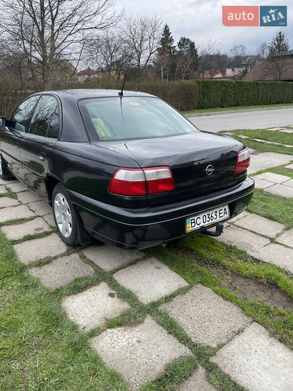 Седан Opel Omega 2000 в Львове