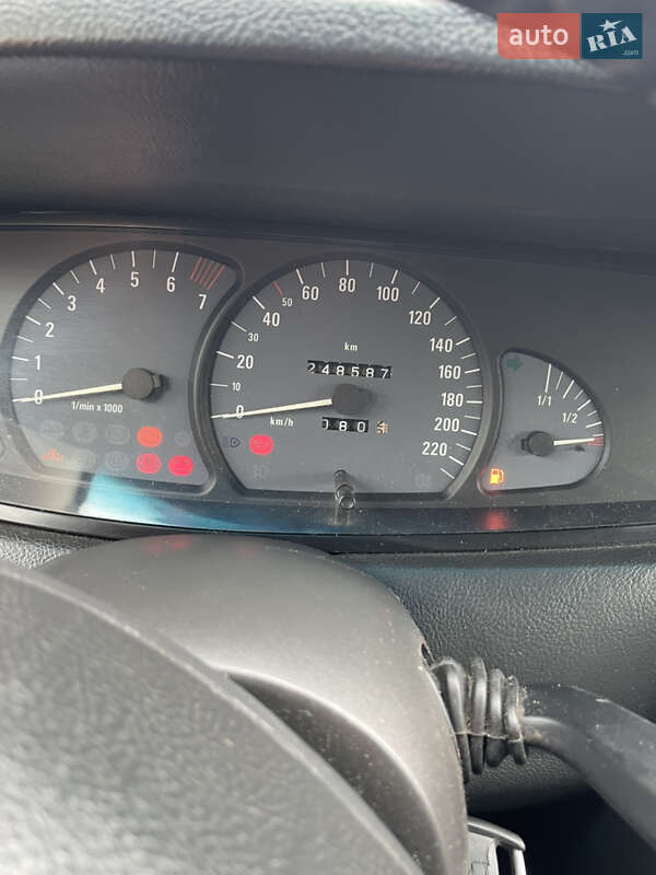 Седан Opel Omega 2000 в Львове