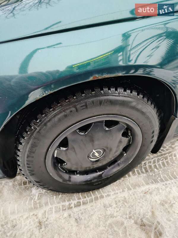 Седан Opel Omega 1995 в Львове