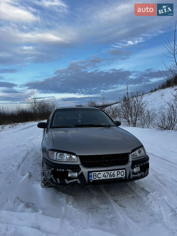 Седан Opel Omega 1995 в Бродах