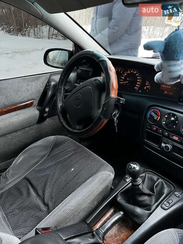 Седан Opel Omega 1995 в Бродах