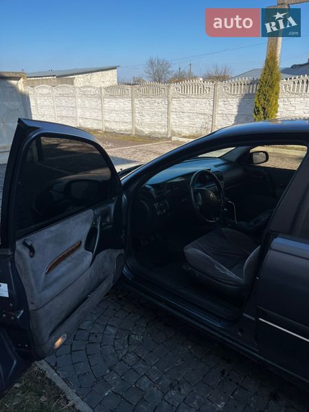 Седан Opel Omega 1997 в Золочеве