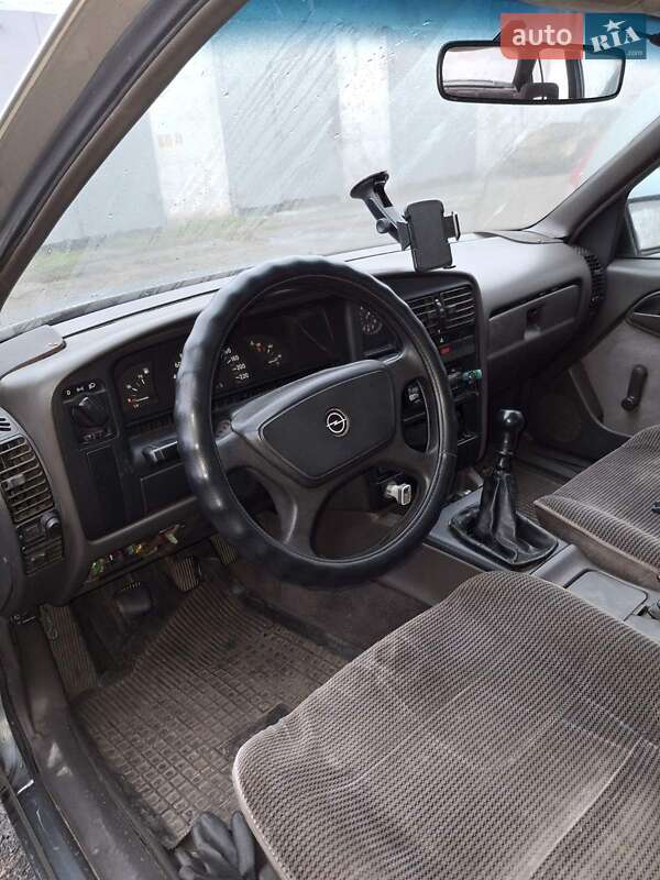 Універсал Opel Omega 1987 в Кам'янському