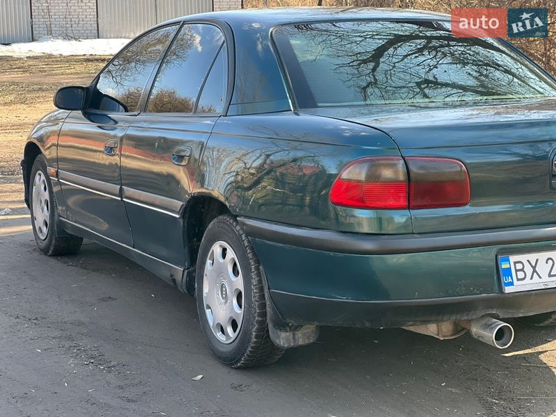 Седан Opel Omega 1995 в Коростене