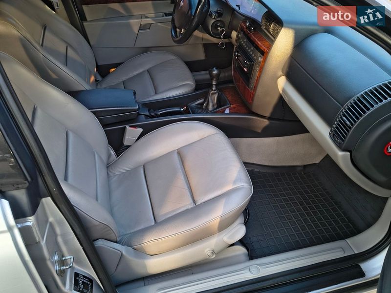 Седан Opel Omega 2003 в Киеве