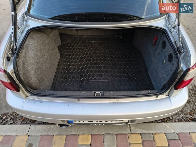 Седан Opel Omega 2003 в Киеве