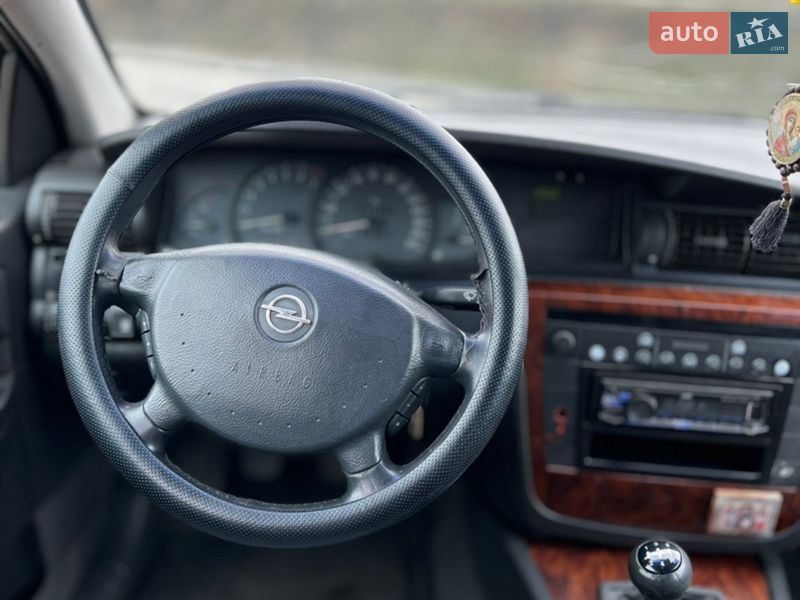 Седан Opel Omega 2002 в Ирпене