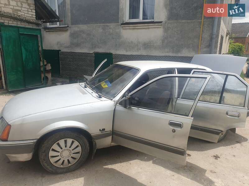 Седан Opel Rekord 1985 в Николаеве