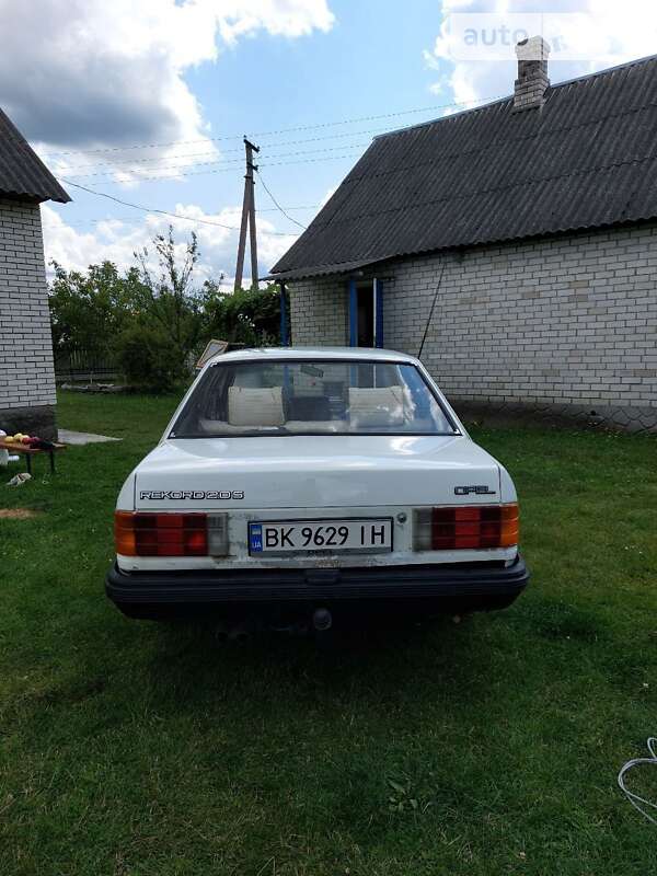 Седан Opel Rekord 1983 в Ровно