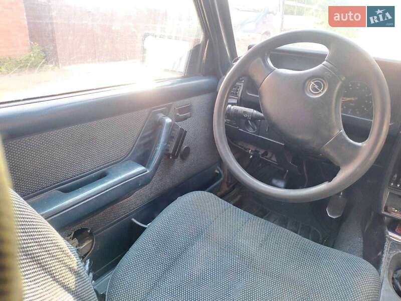 Седан Opel Rekord 1985 в Сумах