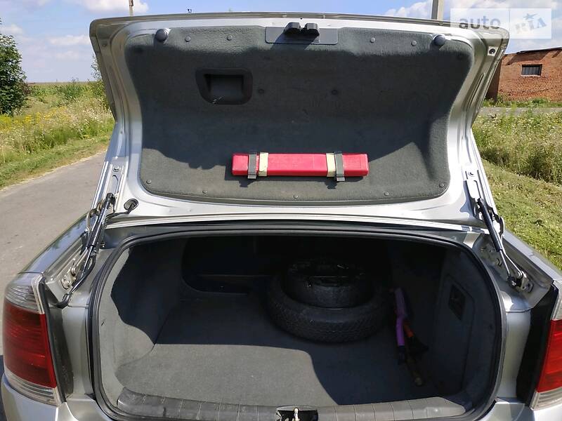 Седан Opel Vectra 2004 в Рівному