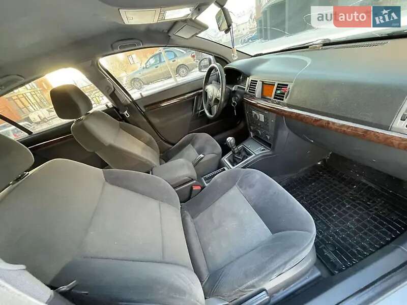Седан Opel Vectra 2004 в Ивано-Франковске