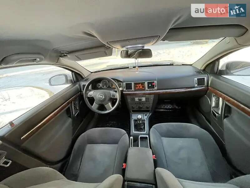 Седан Opel Vectra 2004 в Ивано-Франковске