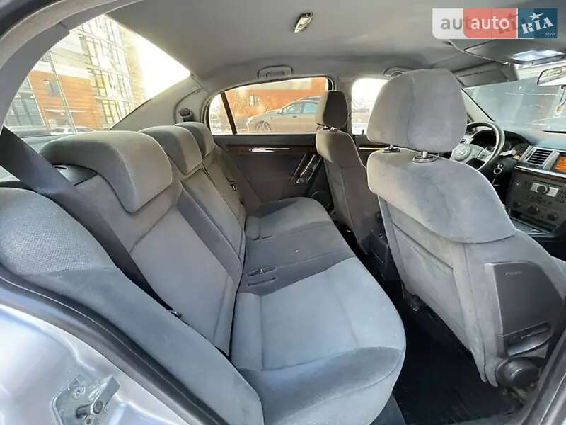 Седан Opel Vectra 2004 в Ивано-Франковске