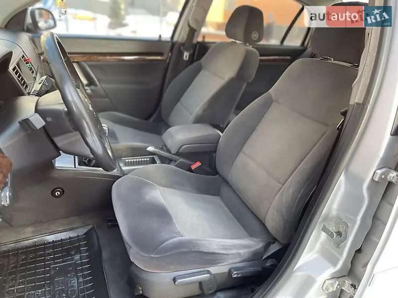 Седан Opel Vectra 2004 в Ивано-Франковске