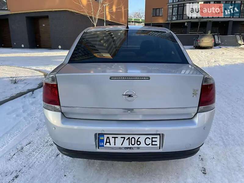 Седан Opel Vectra 2004 в Ивано-Франковске