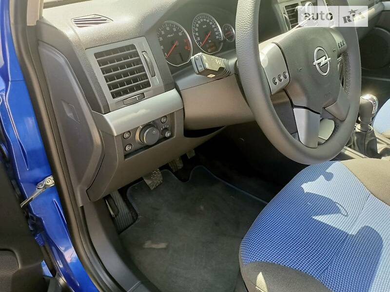 Седан Opel Vectra 2004 в Львові