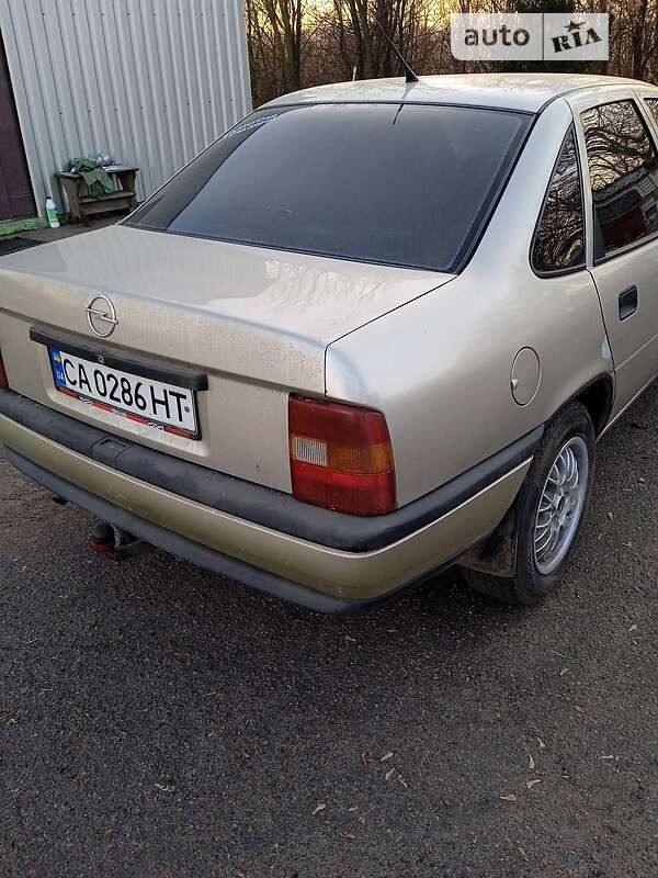 Седан Opel Vectra 1991 в Корсуне-Шевченковском