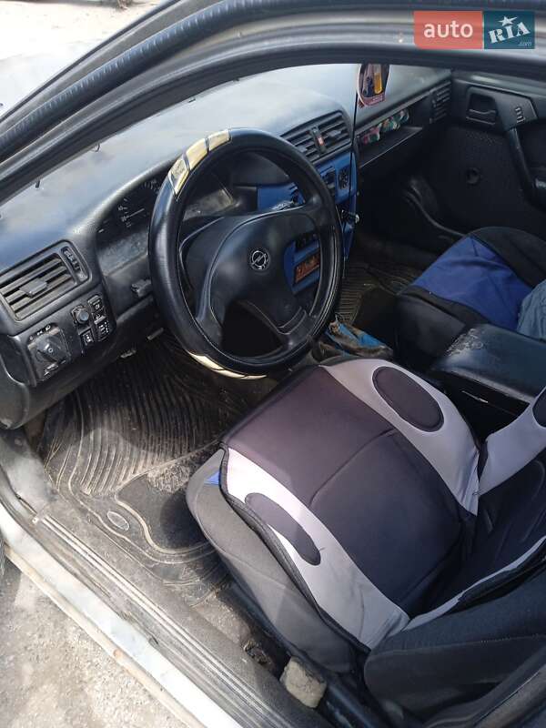 Ліфтбек Opel Vectra 1992 в Тальному фото 2 Ліфтбек Opel Vectra 1992 в Тальному