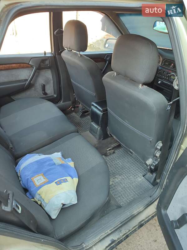 Седан Opel Vectra 1990 в Луцьку