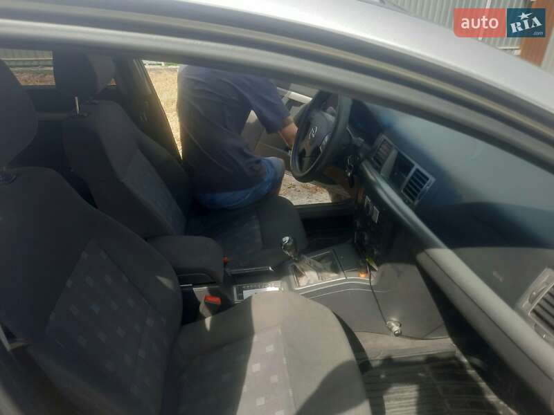 Седан Opel Vectra 2004 в Долині