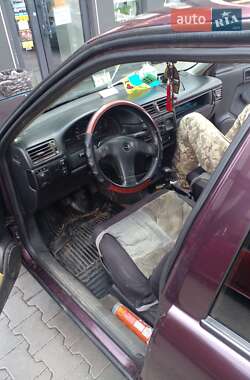 Седан Opel Vectra 1993 в Тростянці