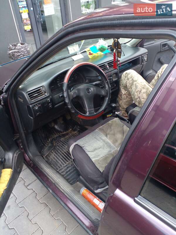 Седан Opel Vectra 1993 в Тростянці