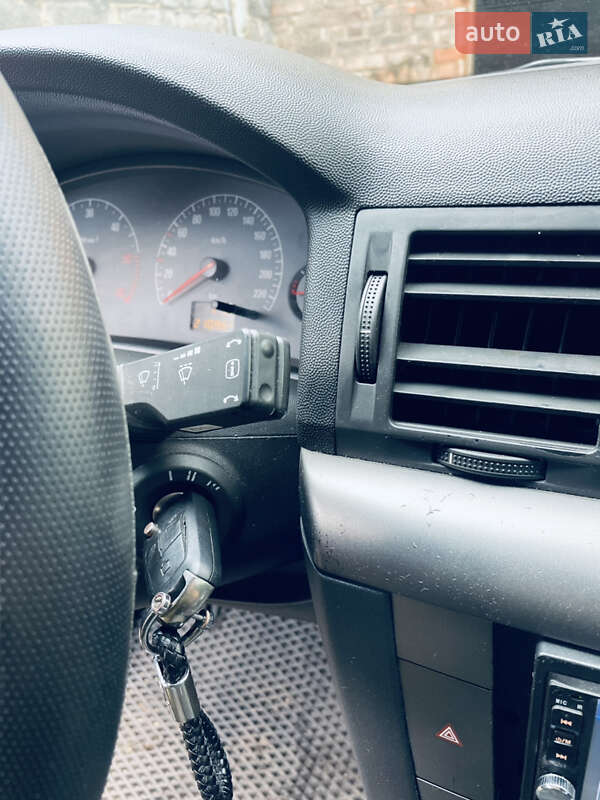 Седан Opel Vectra 2002 в Константиновке (Краматорского района) фото 9 Седан Opel Vectra 2002 в Константиновке (Краматорского района)