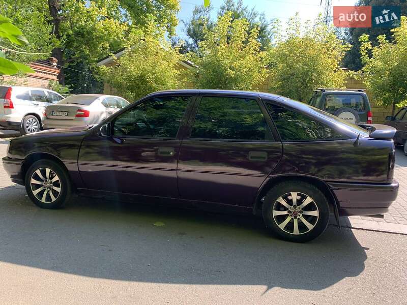 Седан Opel Vectra 1993 в Вовчанську