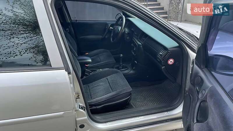 Лифтбек Opel Vectra 2000 в Ямполе