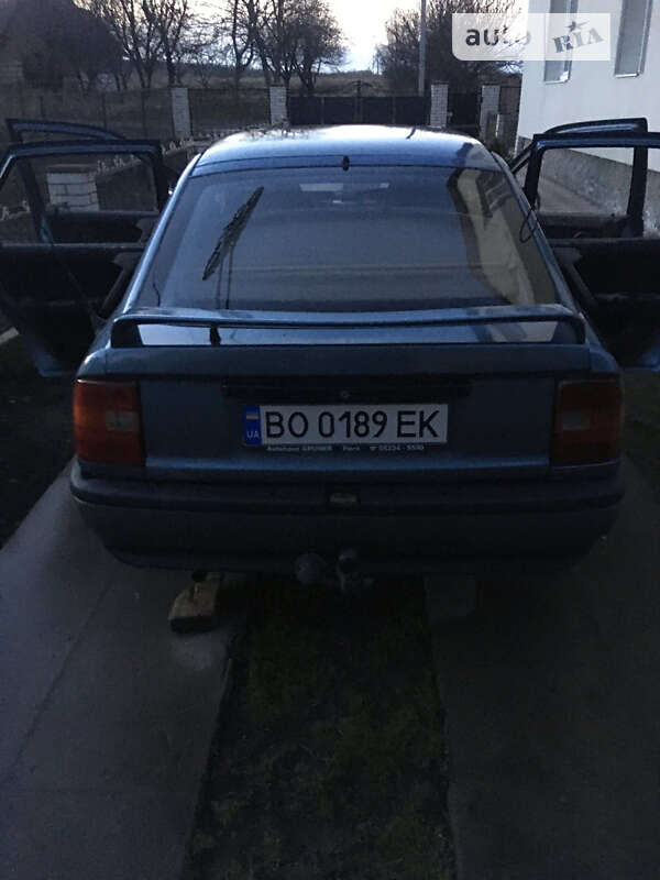 Седан Opel Vectra 1990 в Копычинце