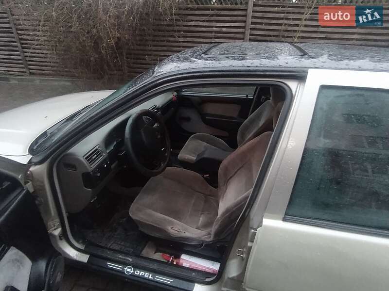 Седан Opel Vectra 1989 в Сокале