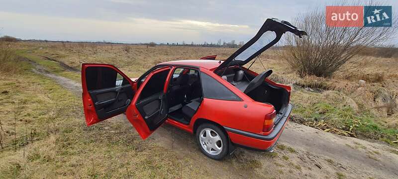 Седан Opel Vectra 1989 в Золочеві